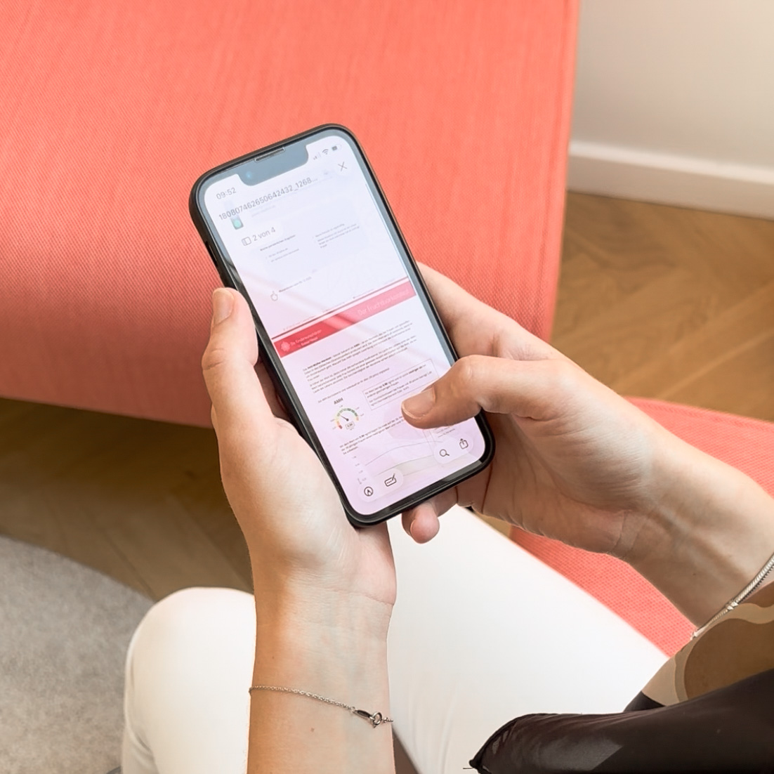 Smartphone mit Zyklus- oder Fruchtbarkeits-App zur Unterstützung der Familienplanung.
