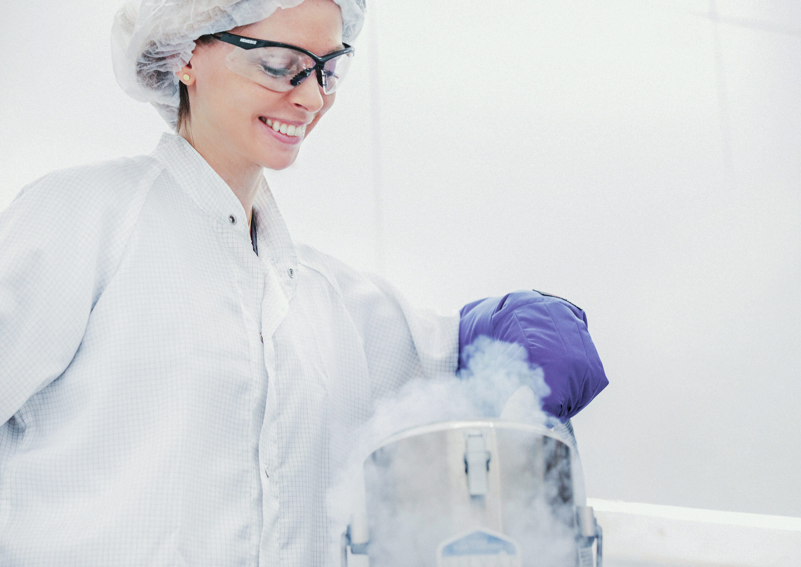 Embryology employee during cryopreservation at the fertility center Munich with liquid nitrogen.