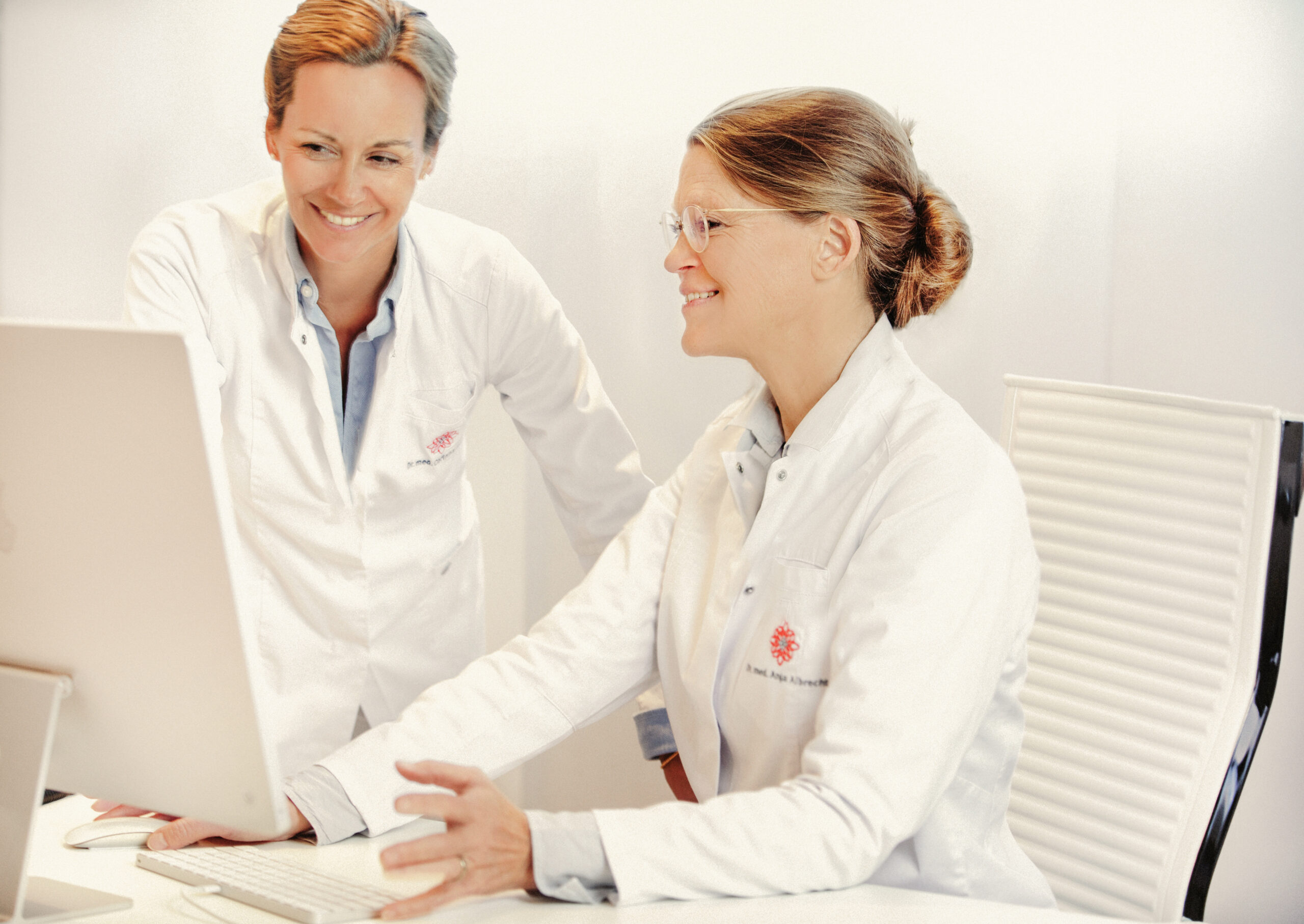 Two doctors discuss therapy planning at the fertility center in Munich for individual fertility treatment.