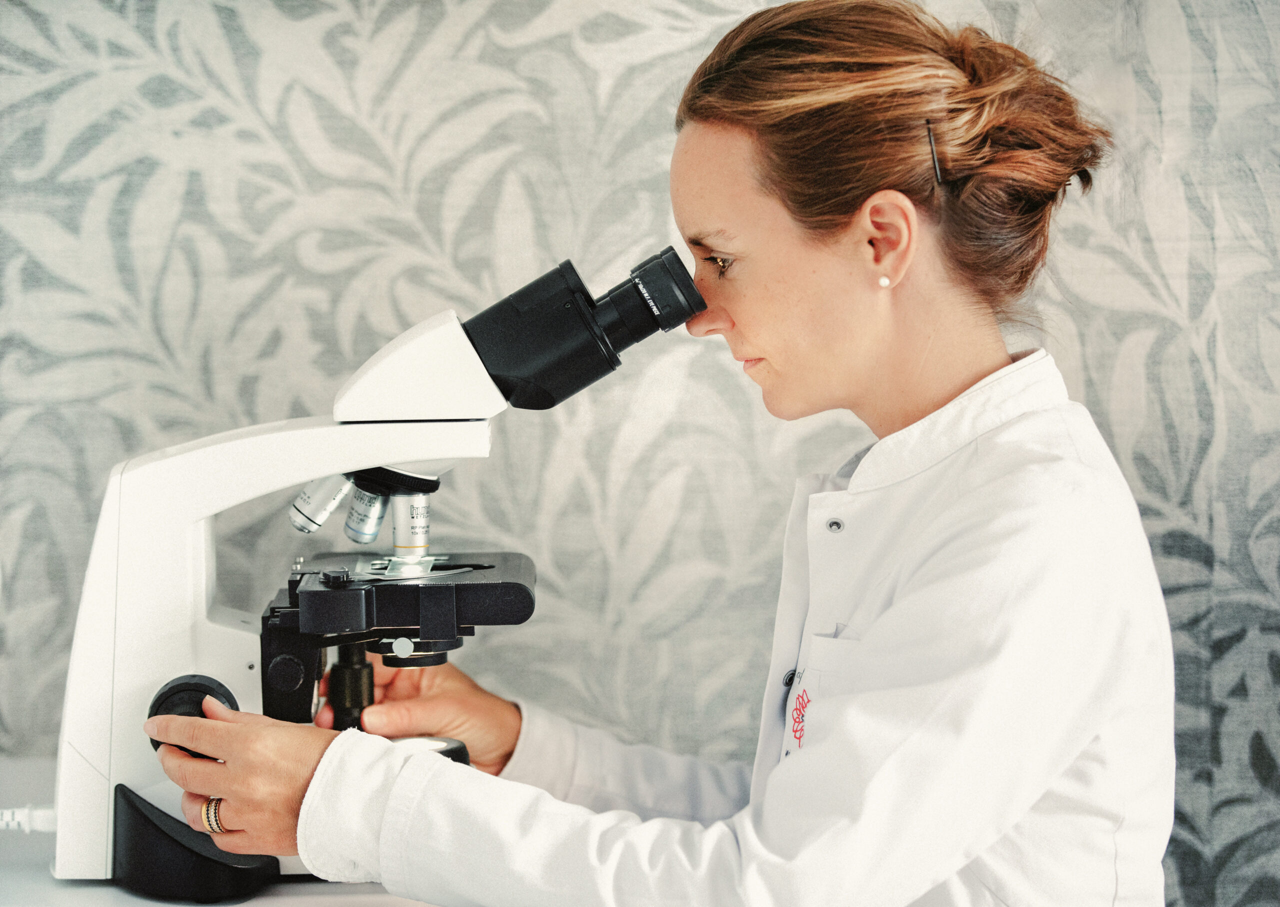 Dr. med. Corinna Mann am Mikroskop im IVF-Labor zur Untersuchung von Eizellen und Embryonen.