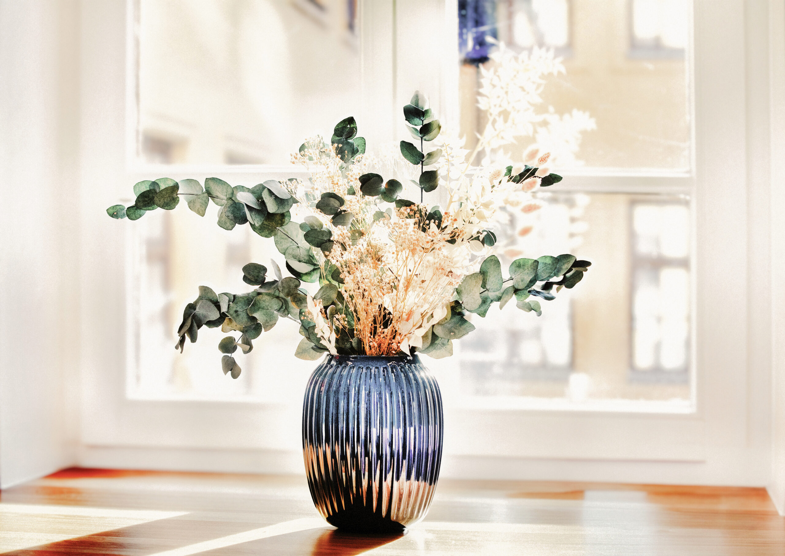 Close-up of a flower vase in the bright practice atmosphere at the fertility center in Munich for a relaxed consultation.