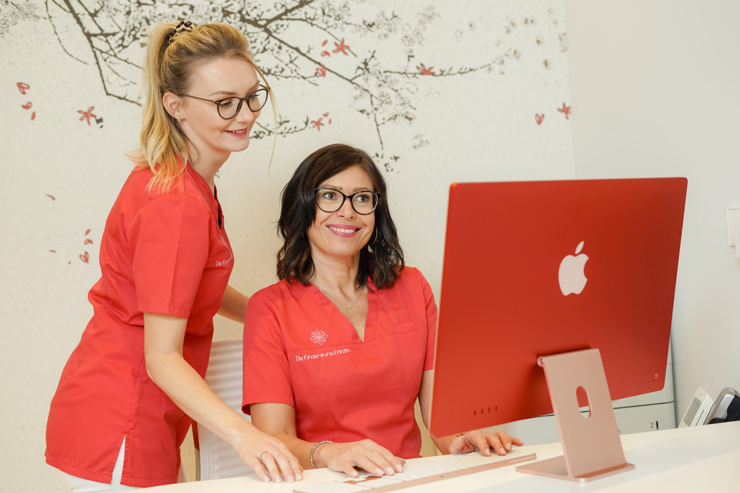 Mitarbeiter des Kinderwunschzentrum München bei der Arbeit