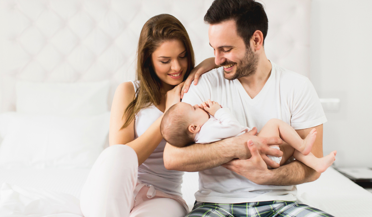 Vater hält sein Neugeborenes nach TESE Behandlung im Arm