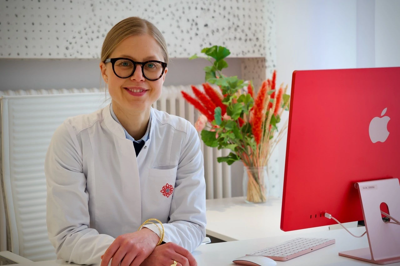 Kinderwunschärztin Dott. Mag. Sara Comploj am Schreibtisch