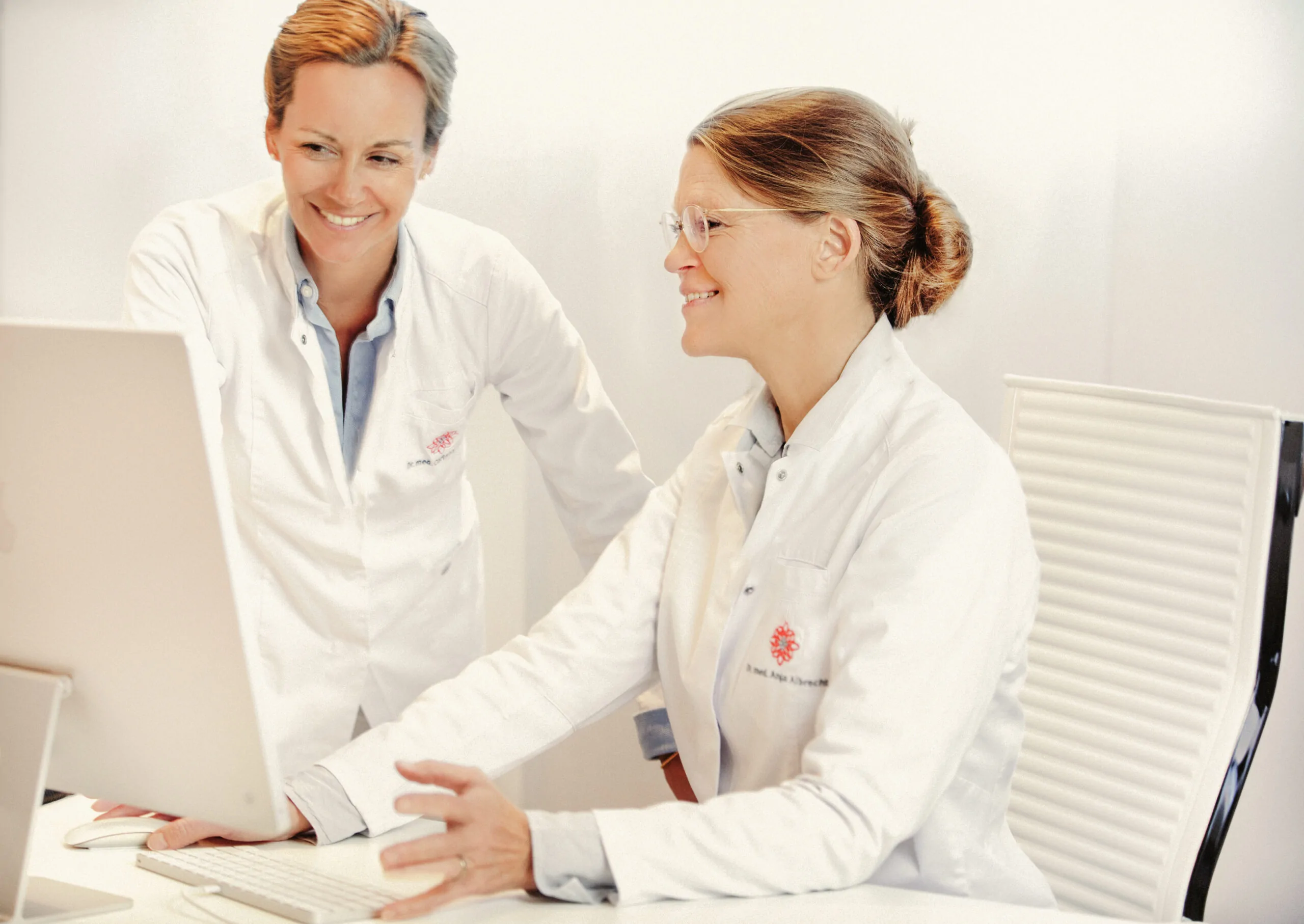 Two doctors discuss treatment planning at the fertility center in Munich for individualized fertility treatment.