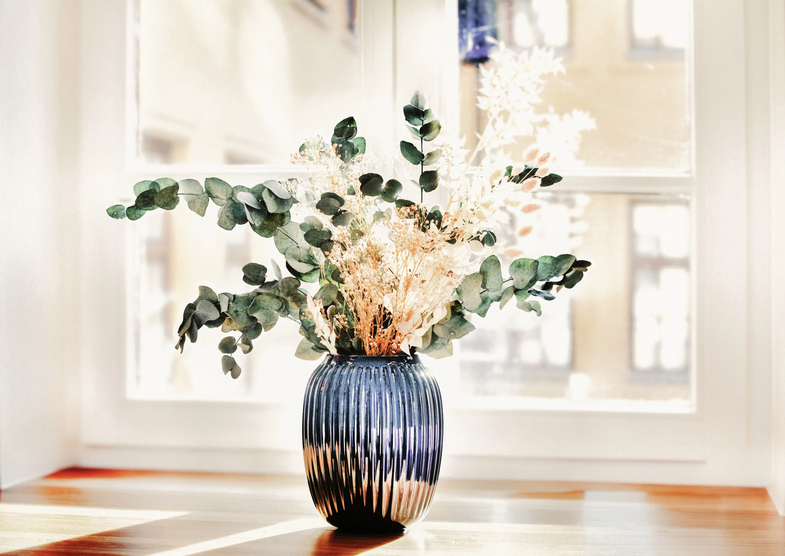 Nahaufnahme einer Blumenvase in heller Praxisatmosphäre im Kinderwunschzentrum in München für eine entspannte Beratung.