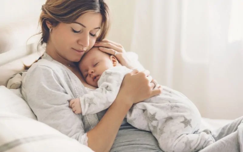 Single Mom mit Baby auf dem Arm nach künstlicher Befruchtung beim Kinderwunschzentrum in München